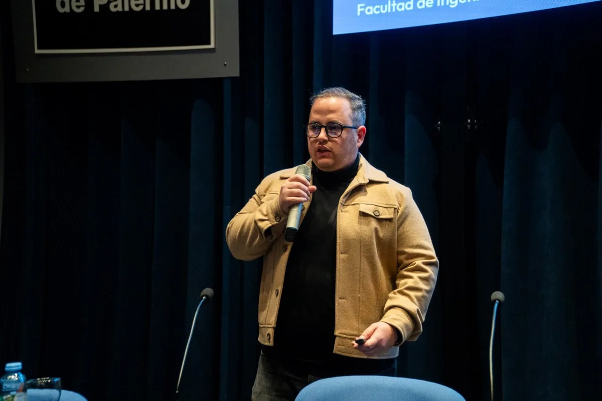 De un cuaderno de la facultad a los servidores de Silicon Valley: la apuesta de un argentino para cambiar la forma en que la IA “piensa”