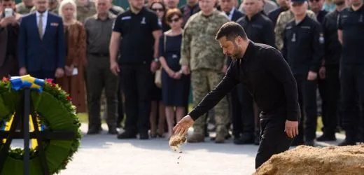 Ukraine: Wolodymyr Selenskyj nimmt an Staatsbegräbnis für 1938 ermordeten Nationalisten teil