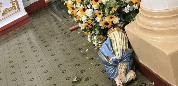 Homem é preso após chutar e quebrar imagem de Nossa Senhora em igreja de MG