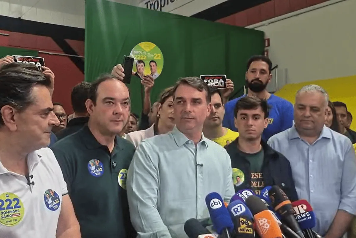 Flávio Bolsonaro busca votos para Roscoe, mas esbarra em Cleitinho
