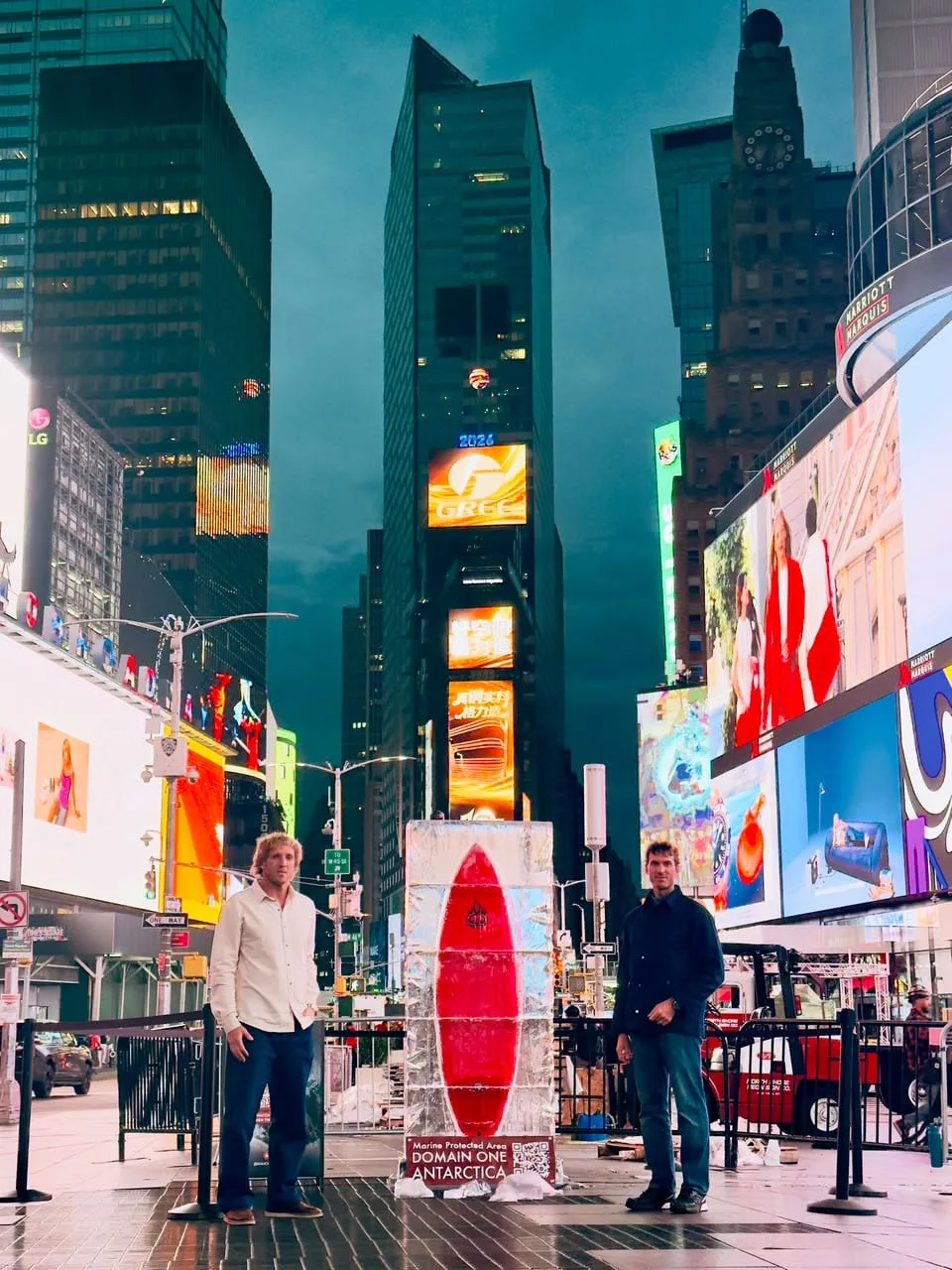 Del Obelisco a Times Square: llegó a Nueva York la tabla de surf congelada que alerta por la Antártida
