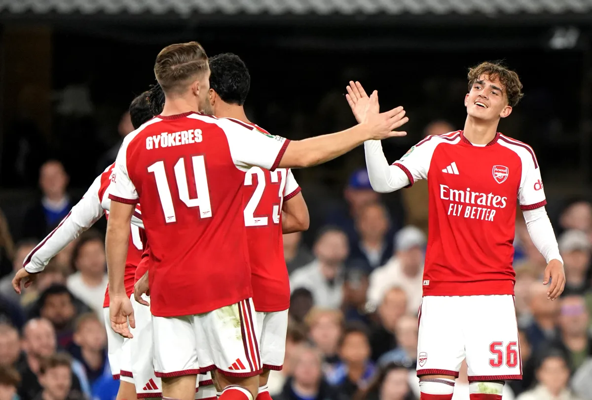 Pede passagem? Dowman, de 16 anos, é protagonista de classificação do Arsenal na Copa da Liga