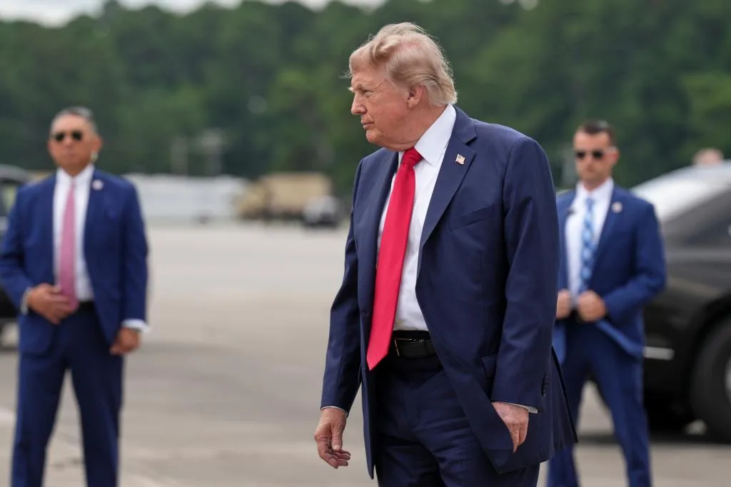 Trump anuncia que subirá a 50% los aranceles a los coches y el acero de Canadá a partir de 2027