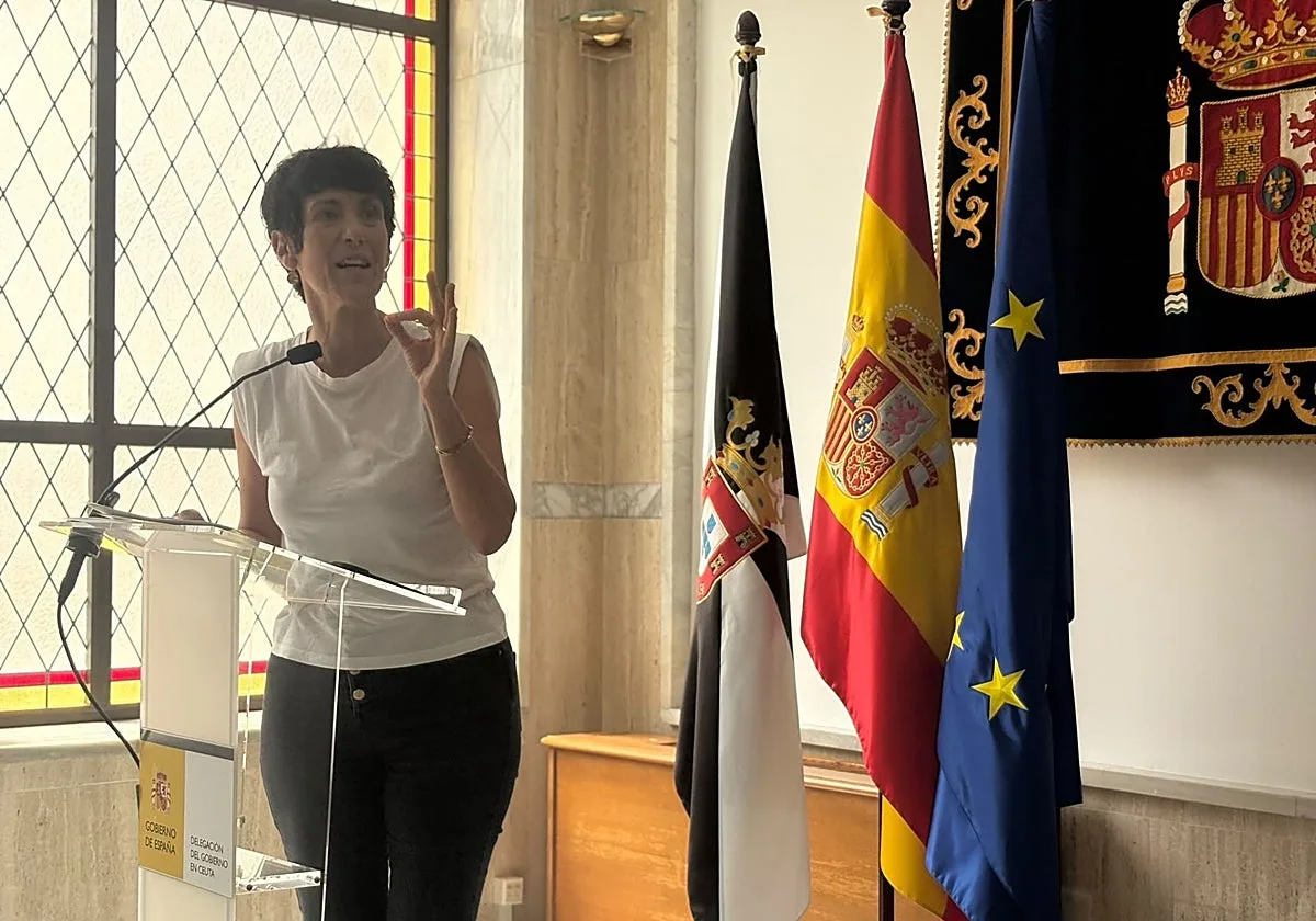 Elma Saiz admite no saber cuántos inmigrantes ilegales quedan en Ceuta 19 días después