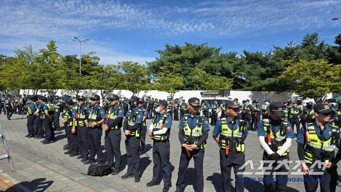 [속보]"3개월만에..." 핸드볼경기장 경찰 엄호아래 체육단체 진입 성공...국대X학생선수 지원 위한 물품 반출