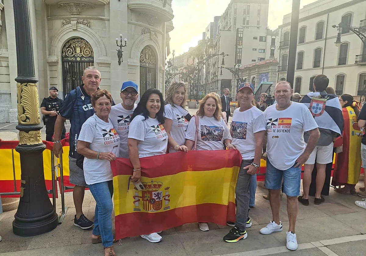 Ceuta sale a la calle para recibir a los Reyes: «Un caballa nunca se rinde»
