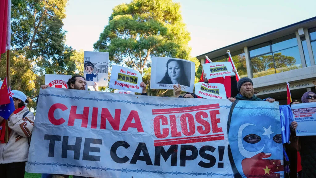 La Chine cible les Australiens ouïghours en visite au Xinjiang, pointe Human Rights Watch
