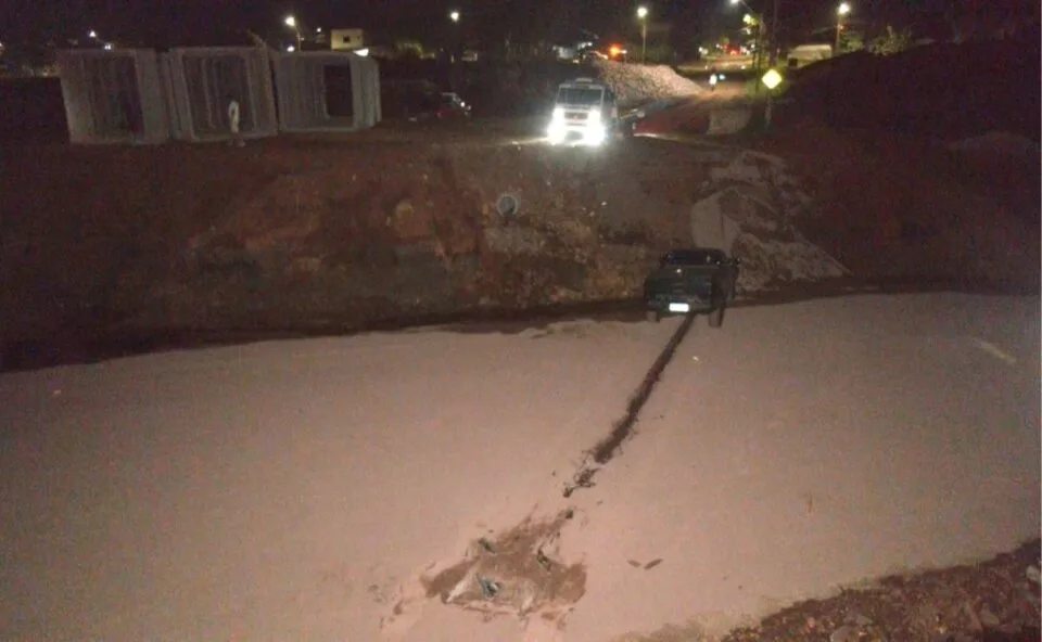 Vaga proibida! Motorista é ofuscada pelo sol, perde o controle e “estaciona” carro em córrego