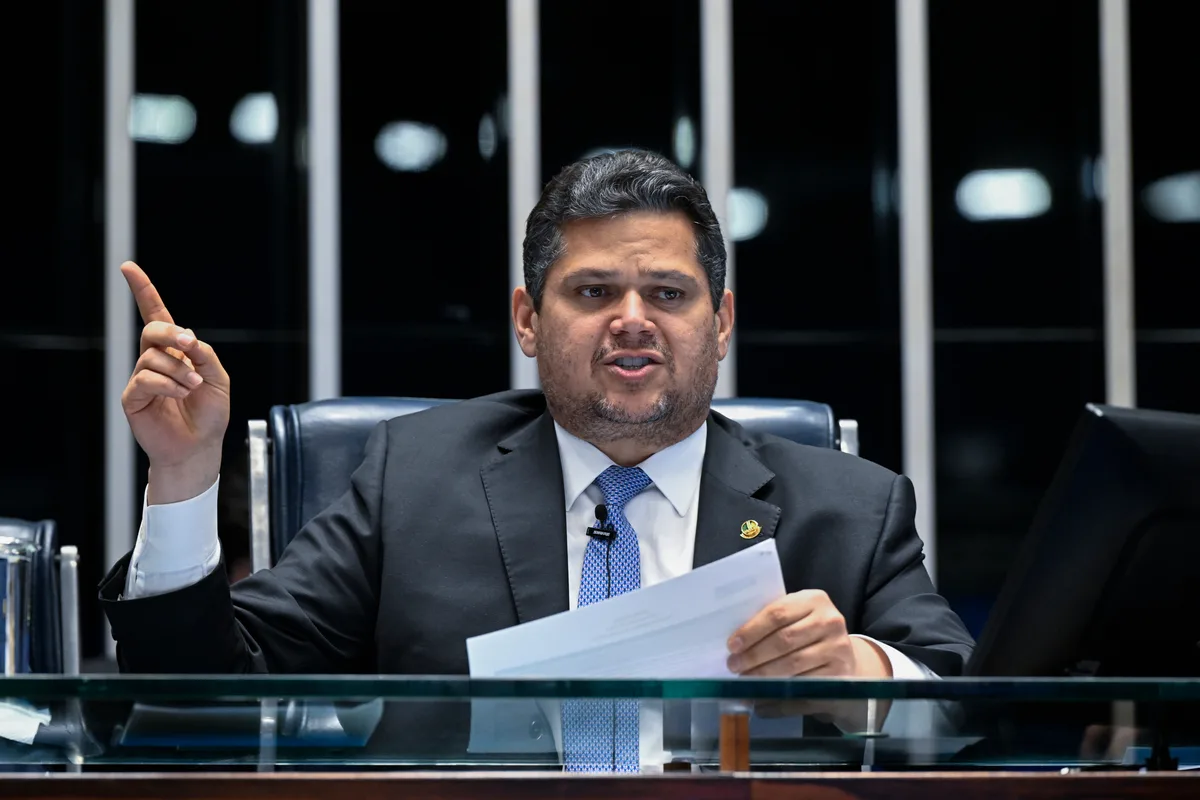 Alcolumbre cita dinheiro para filme sobre Bolsonaro para reagir à pressão por impeachment de Moraes