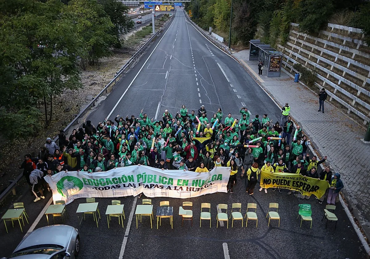 Profesores cortan la A-3 con pupitres en la cuarta jornada de huelga educativa en Madrid