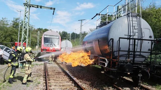 Tag der offenen Tür: Feuerwehrschule zeigt Übungen und Technik in Bad Köstritz