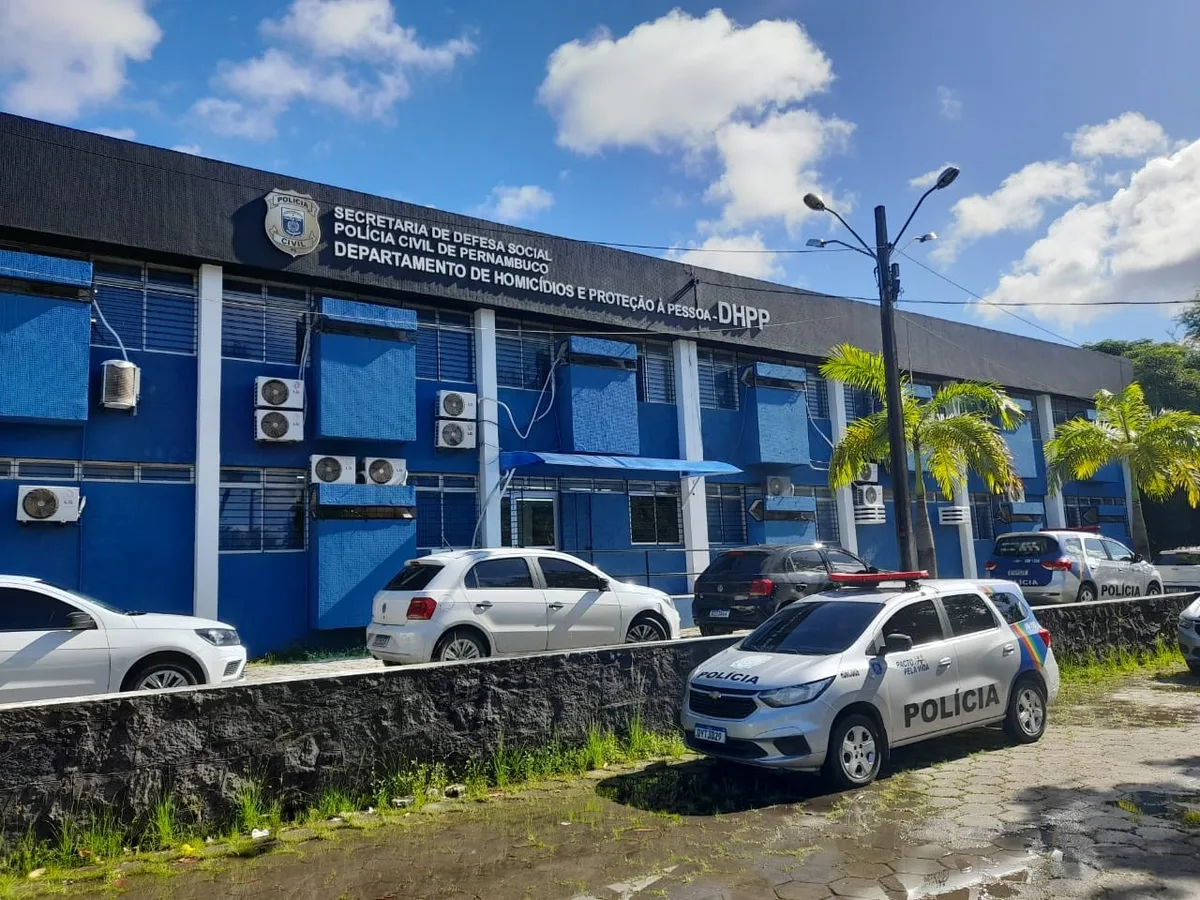 Homem tenta matar companheira a facadas e se entrega à polícia no Recife