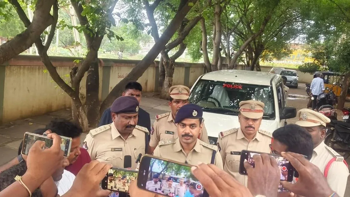 Notorious red sanders smuggler shot, nabbed in Kadapa operation