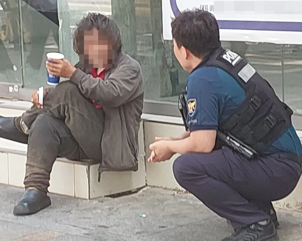 다리 괴사에도 치료 거부한 노숙인…두 달간 경찰 설득에 마음 열었다 [따만사]