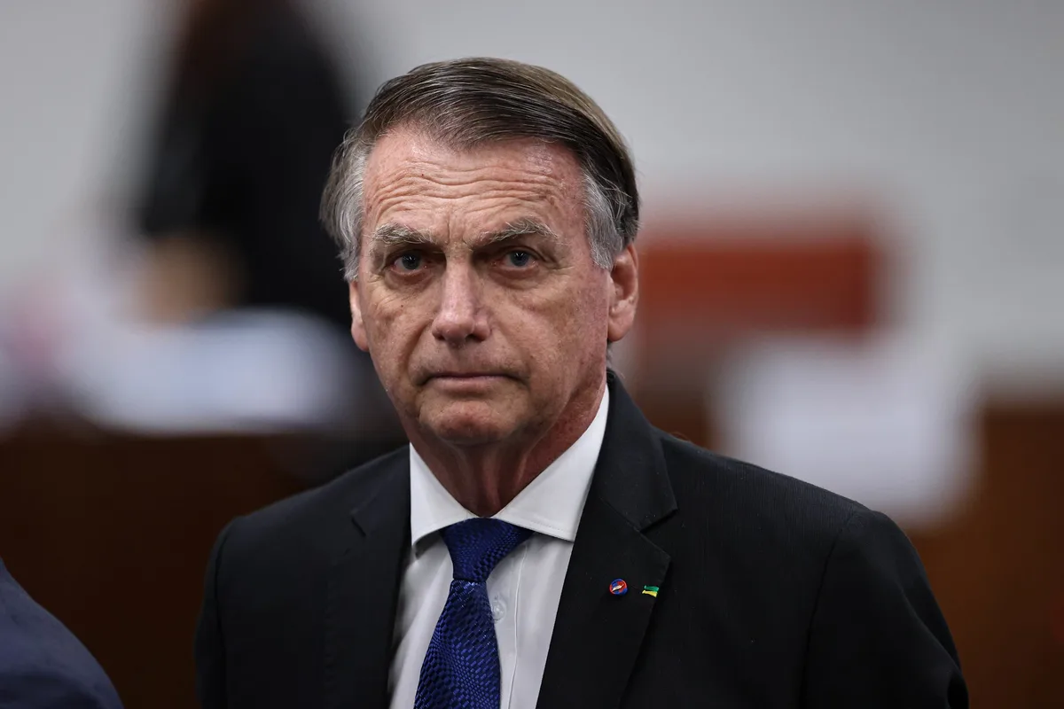 Moraes autoriza que Bolsonaro vá ao dentista, mas nega atendimento com mulher de Flávio