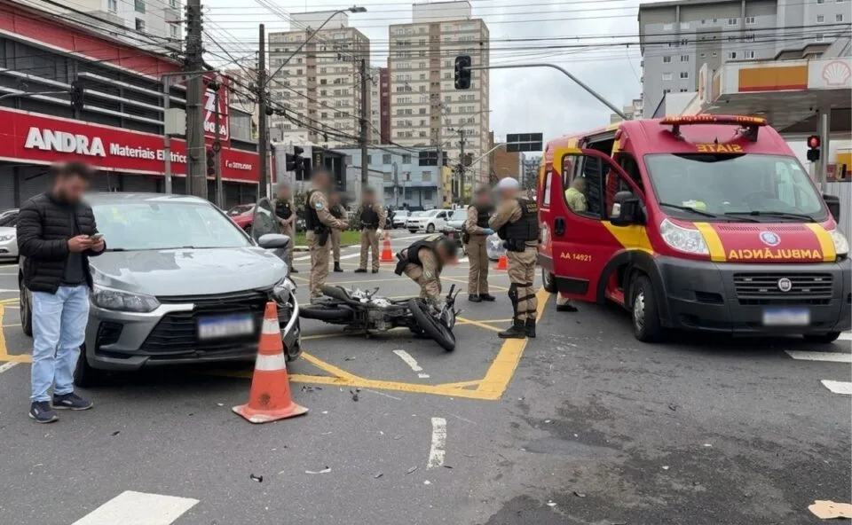 Passageira de moto fica em estado gravíssimo após colisão com carro na Rua Tibagi, no Centro de Curitiba
