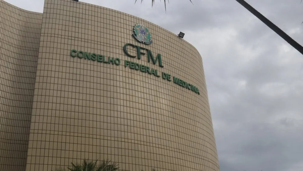 Ação judicial tenta suspender novas regras do CFM para inteligência artificial na medicina