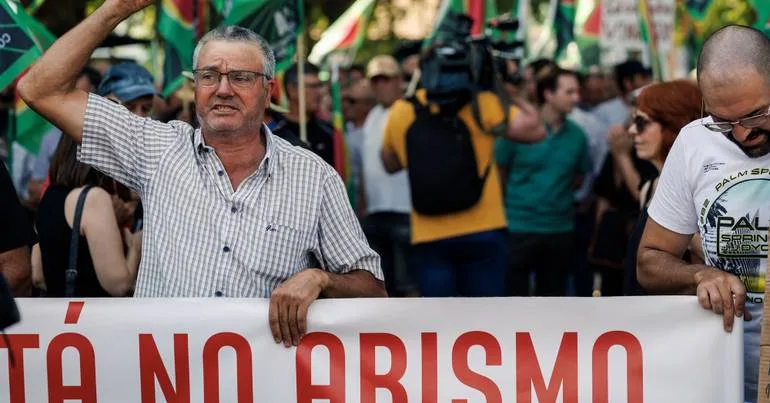 Agricultores protestam hoje junto à Assembleia da República