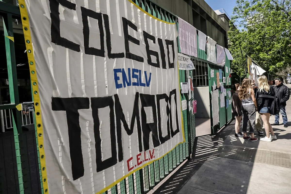 Sorpresa: familias de estudiantes del Lengüitas reciben una demanda del gobierno porteño por una toma de hace cuatro años