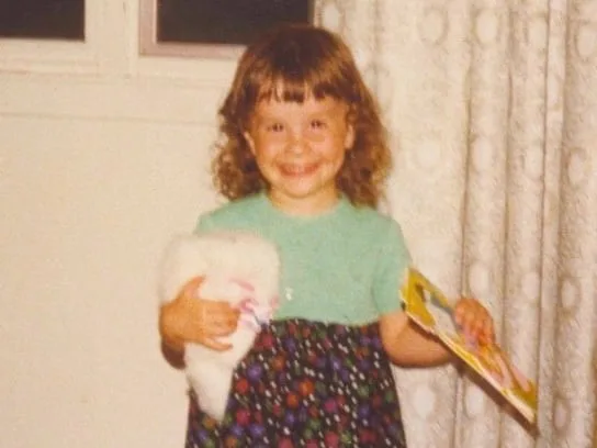 La foto acertijo: ¿Quién es esta niña que empezó en Nickelodeon y terminó lanzando uno de los discos más importantes de los 90?