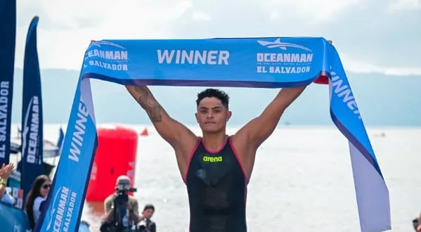 El costarricense Jeison Rojas conquista el Oceanman en El Salvador y fortalece su preparación rumbo a Lima 2027