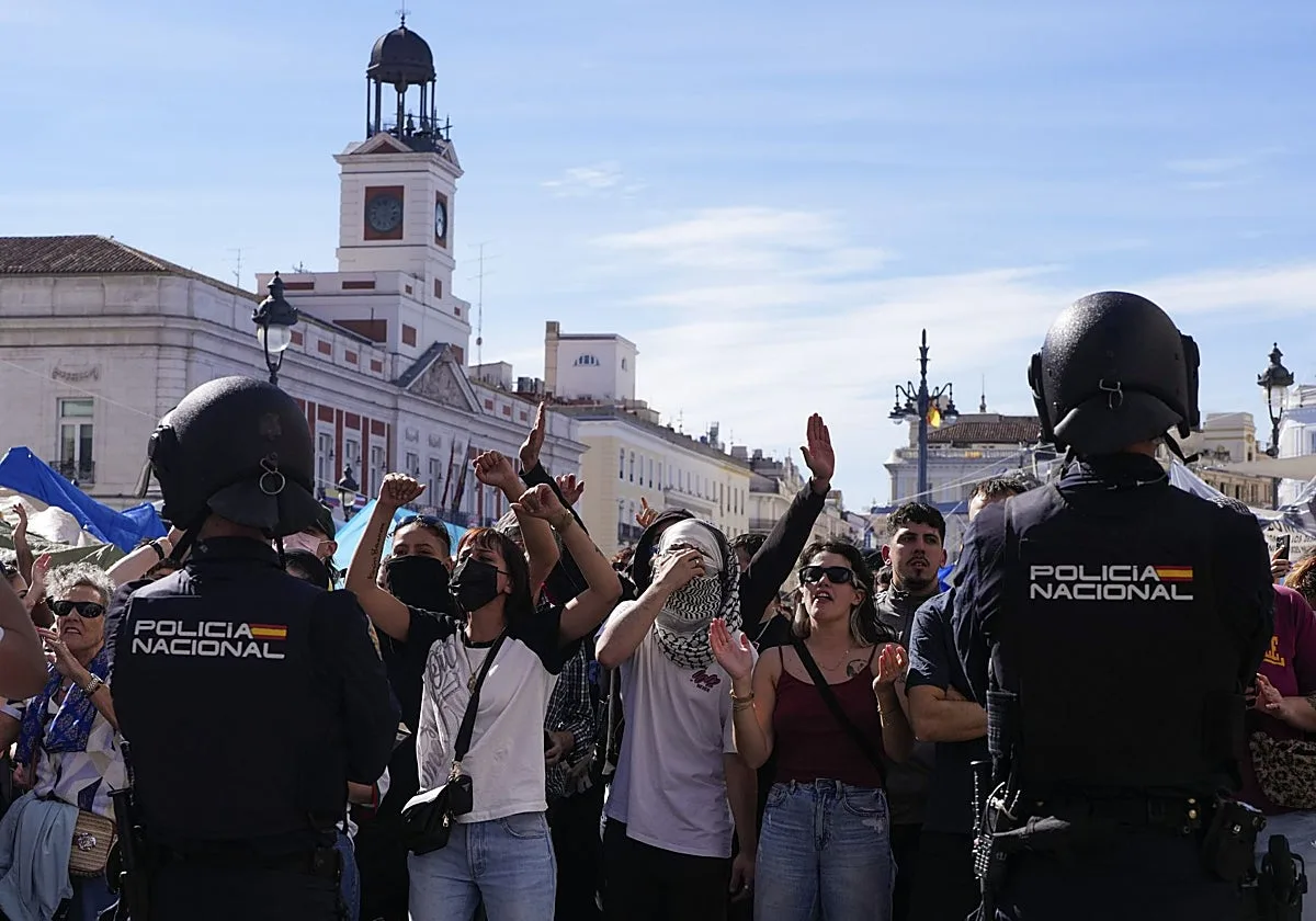 Un acampado de Sol agrede y amenaza a una compañera con matarla con un cuchillo en el cuello