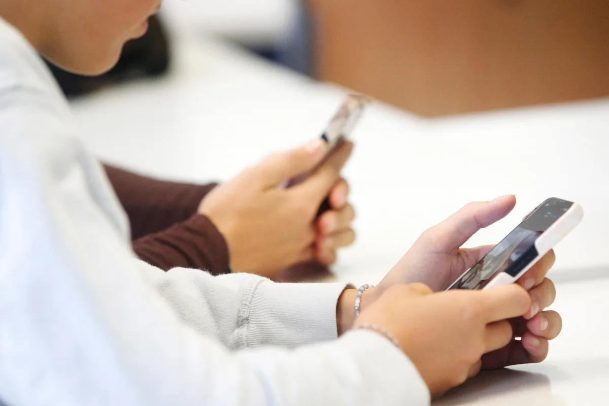 Les téléphones portables interdits au lycée « dès la rentrée 2026 » ? Pas si vite, répondent les syndicats