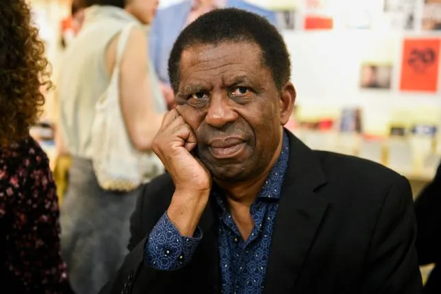 Dany Laferrière défend Thélyson Orélien, en qui il voit “une vraie promesse d’écrivain”