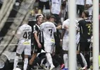 Atlético vira contra o Santos em jogo caótico com confusão e golaço no fim