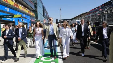 Felipe VI comparte su pasión por la F1 con Leonor y Sofía, que deslumbran con sus looks en rosa empolvado, total white y estilo casual