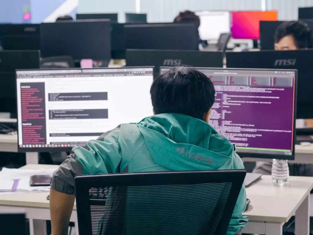 La IA prometió transformar el trabajo, pero sus usuarios van perdiendo el romance: un estudio revela la creciente frustración laboral