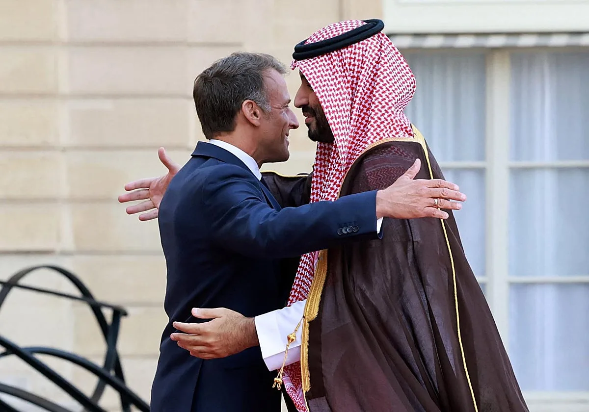 Macron y el Príncipe heredero Bin Salman debaten en París rutas alternativas al estrecho de Ormuz