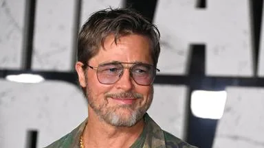 Brad Pitt schwärmt bei Premiere über Hunde