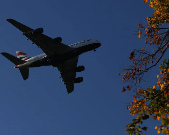 Airlines should pay for CO2 removal if Heathrow expands, say climate advisers