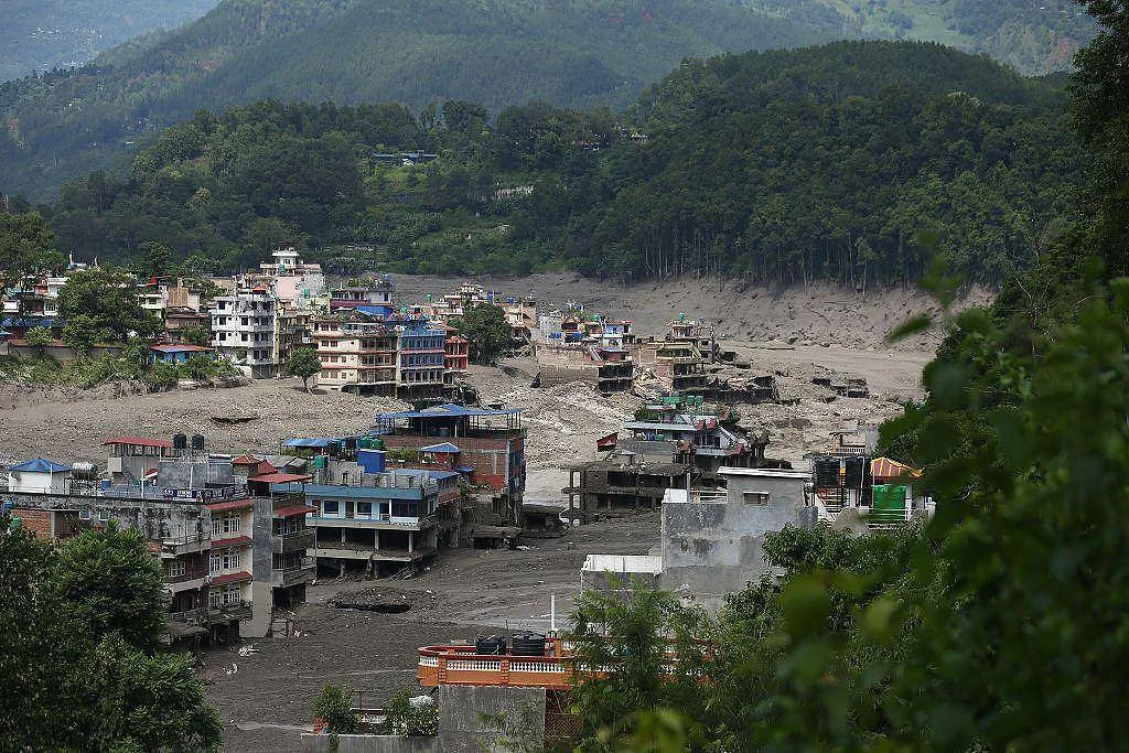 As imagens impressionantes da tragédia que matou mais de 300 e deixou centenas de desaparecidos no Nepal
