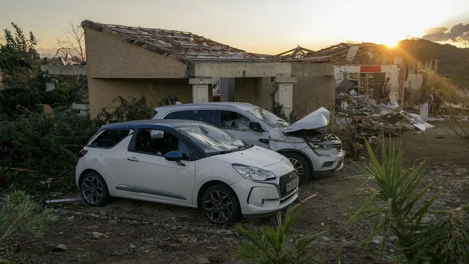 VIDÉOS - Tornade dans l'Aude : les images impressionnantes du phénomène météorologique à Pomas