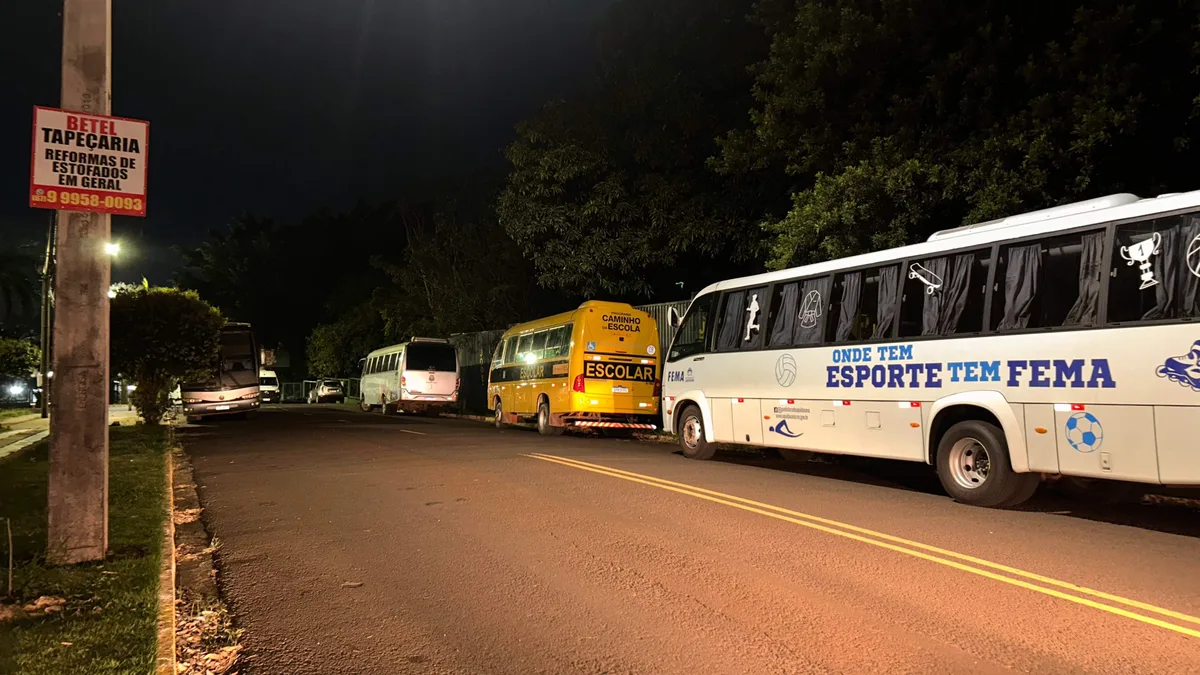 Ônibus escolares ocupam ruas e travam trânsito perto do Estoril