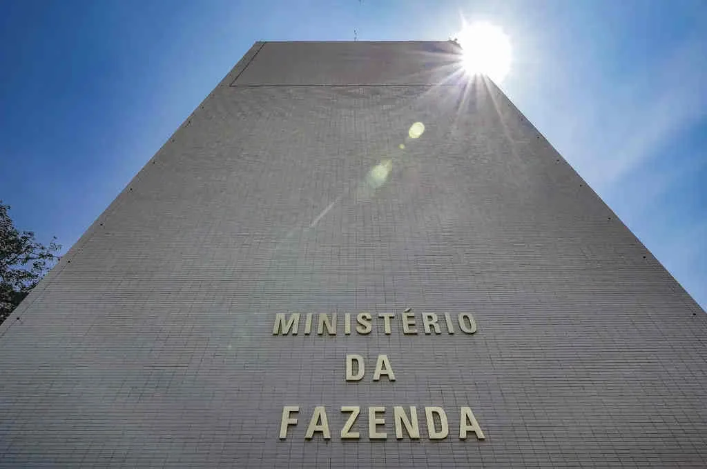 Governo tem superávit primário de R$ 10,8 bilhões em julho