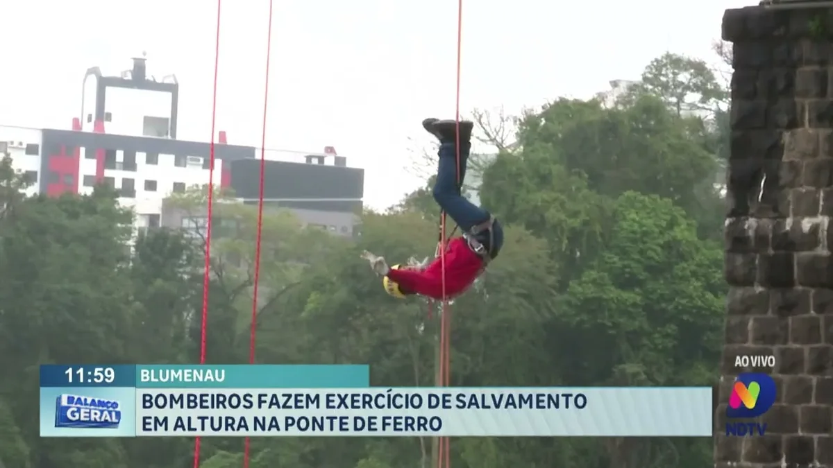 Blumenau: bombeiros fazem exercício de salvamento em altura na Ponte de Ferro.