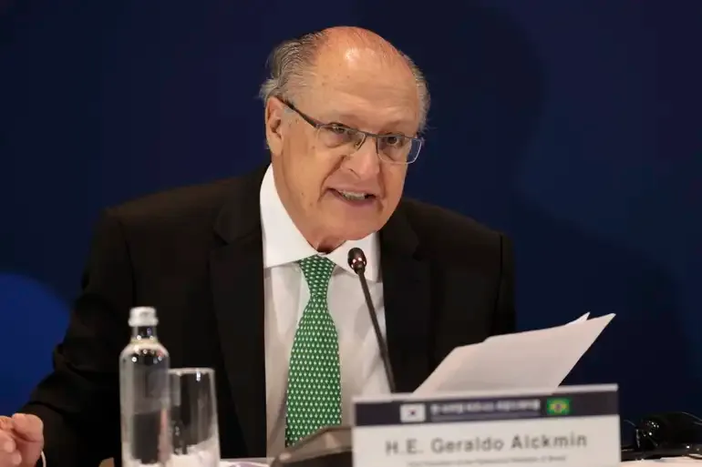 Alckmin desmonta supermercado fake de Flávio Bolsonaro