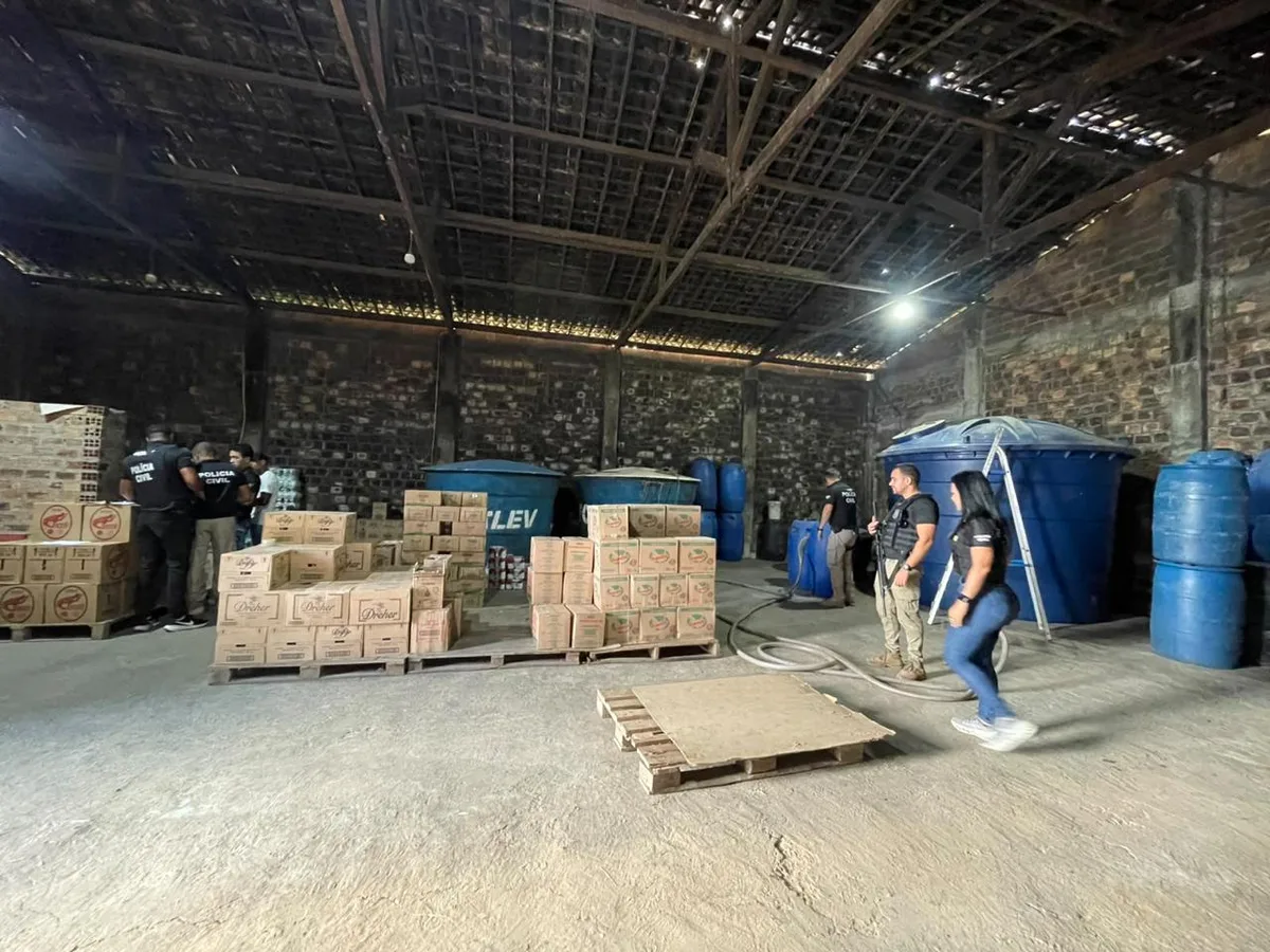 Suspeita de falsificação: polícia encontra 5 mil litros de cachaça em caixas-d’água