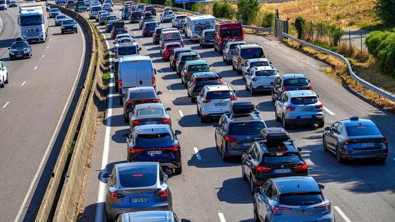 "Un retour en arrière": à Besançon, à Lyon, ou encore Mulhouse, la politique anti-voiture recule dans plusieurs villes de France