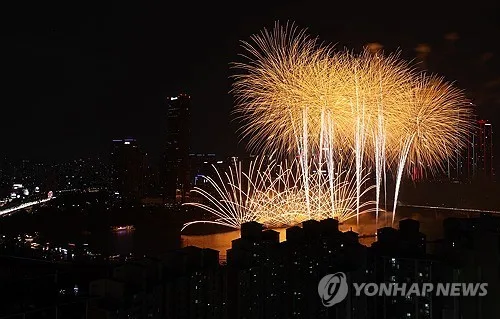 日 '한여름 상징' 불꽃축제 노린 사기성 기획 파문