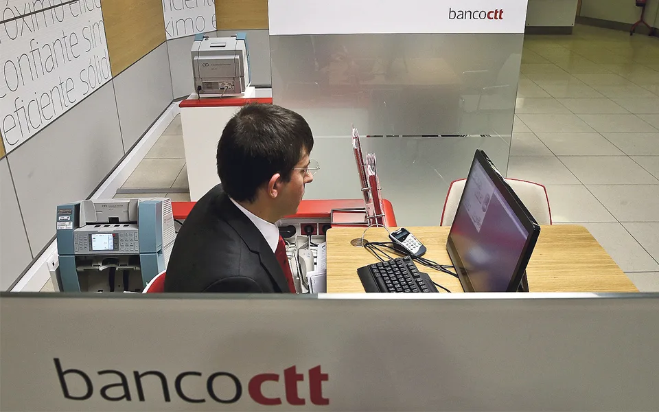 Banco CTT com serviços digitais em baixo até domingo. App, MB Way e consulta de saldos indisponíveis