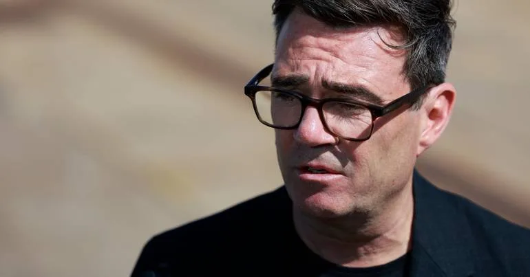Burnham culpa Irão por ataque à base de Fairford