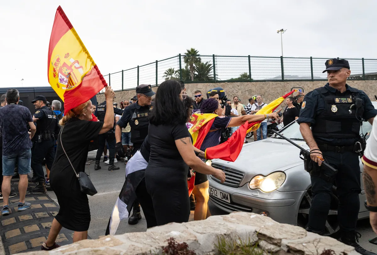 Manifestantes destrozan en Ceuta el coche de una diputada que viajaba con un activista