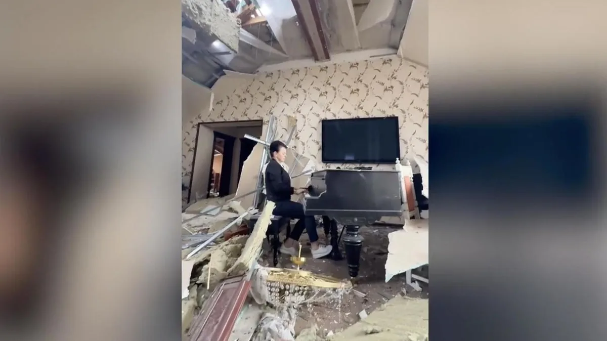 Bewegender Moment im Krieg: Frau spielt Klavier in den Trümmern ihres Hauses