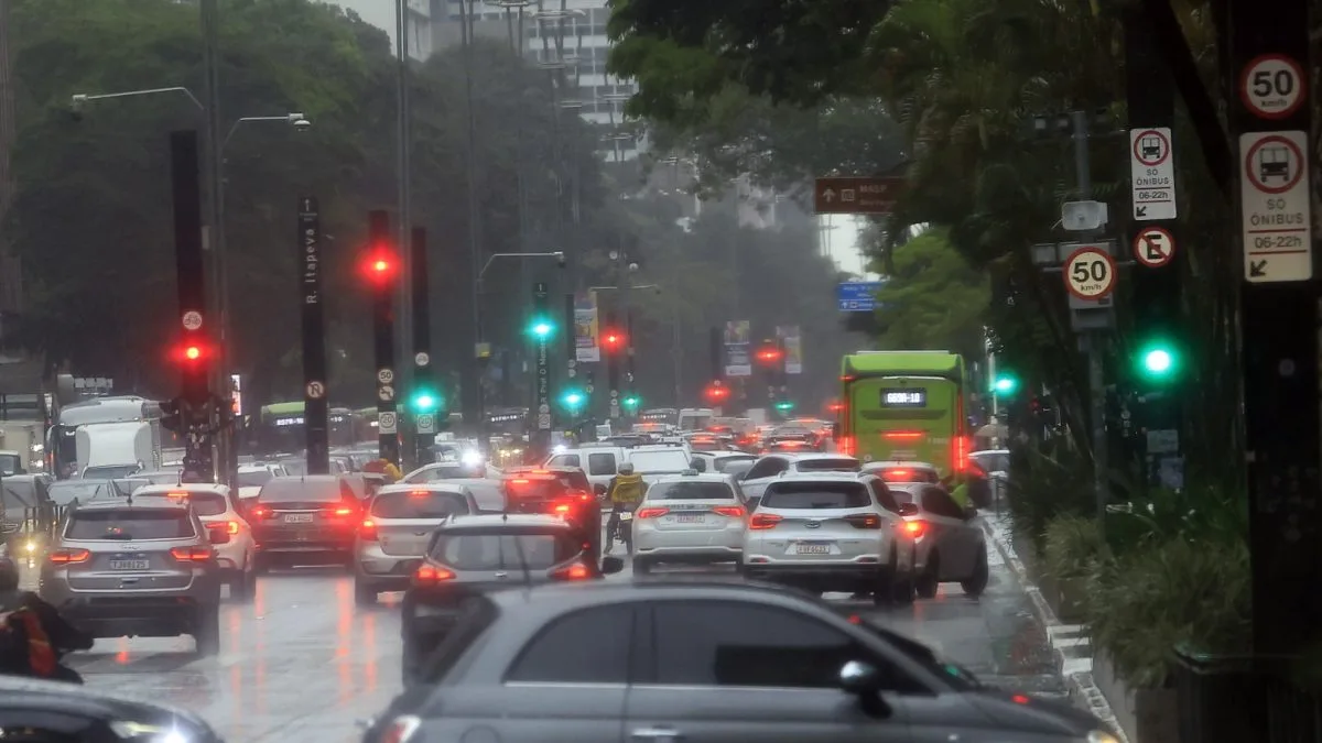 Mais de 227 mm de chuva: São Paulo ainda terá tempo instável e frio por vários dias; veja quando o sol aparece