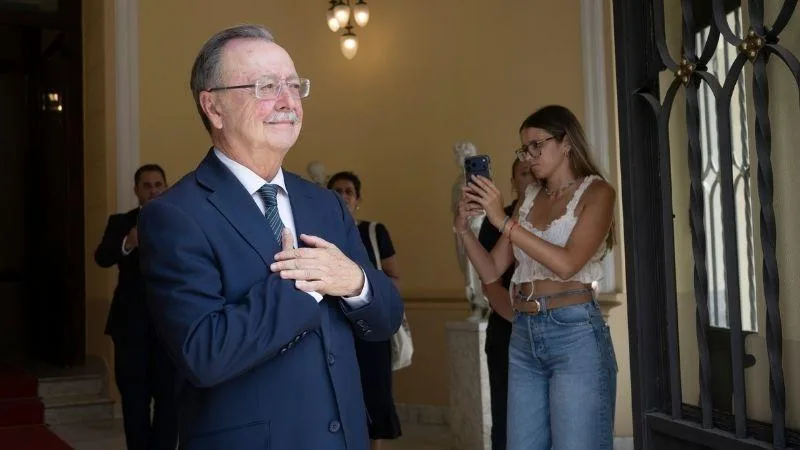 Vivas adjudica dos contratos millonarios a familiares de cargos de su confianza en plena crisis migratoria