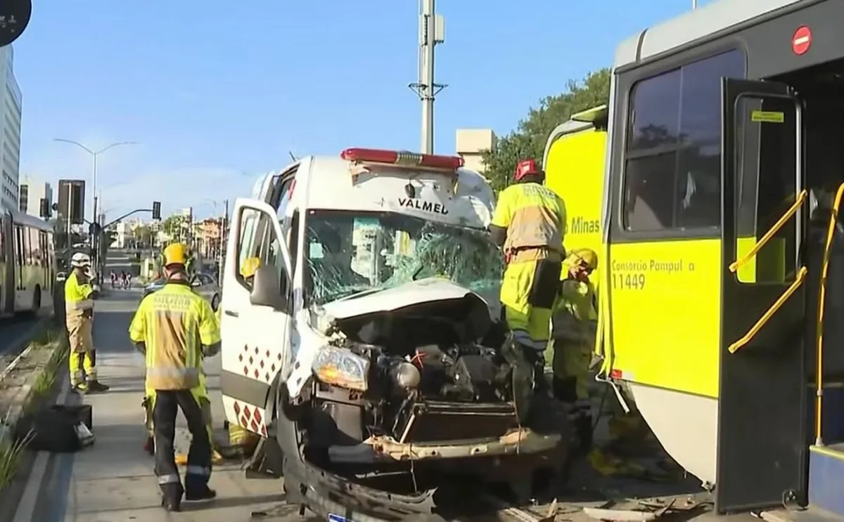 Acidente entre ônibus e ambulância deixa três feridos em BH